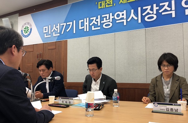 ▲ 허태정 대전시장 당선자(가운데)가 22일 조승래 인수위원장(왼쪽), 김종남 부위원장(오른쪽)과 함께 양승찬 대전시 교통건설국장으로부터 현안 업무보고를 받고 있다.ⓒ민선7기 대전시장직 인수위