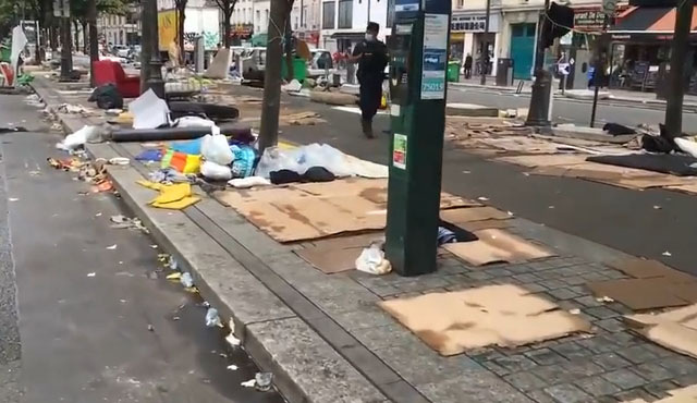 2016년 12월 프랑스 파리에서 난민들이 따뜻한 집과 옷, 좋은 음식을 내놓으라고 폭동을 일으킨 뒤 거리 모습. ⓒ퍼니 앤 크린지 유튜브 채널 캡쳐.