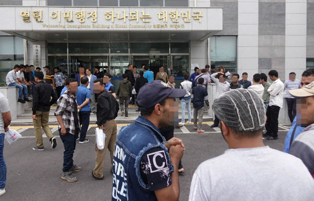 ▲ 지난 6월 18일 제주도가 열어준 취업설명회에 참석한 예멘 난민들. ⓒ뉴시스. 무단전재 및 재배포 금지.