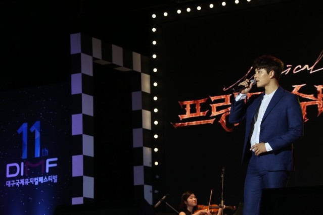 ▲ 지난해 열린 제11회 DIMF 개막축하공연 무대에 선 뮤지컬배우 민우혁.ⓒ딤프 사무국