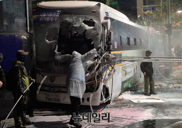 ▲ 2015년 11월 '민중총궐기' 당시 경찰 버스를 부수고 밧줄을 묶어 차벽을 허물려 시도하는 시위대. ⓒ뉴데일리 DB.