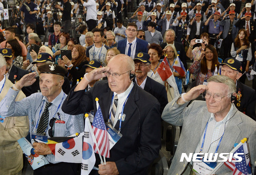 ▲ 지난해 7월 27일 오전 서울 송파구 올림픽공원 핸드볼 경기장에서 열린 '6.25 전쟁 정전협정 64주년 및 유엔군 참전의 날 기념식'에서 6.25 참전용사들이 국기에 대한 경례를 하고 있다.ⓒ뉴시스 DB