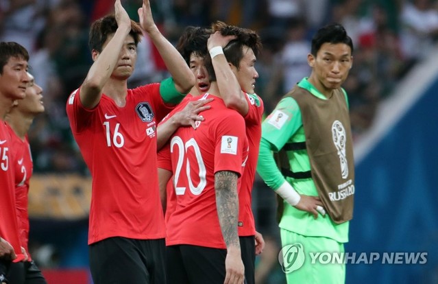 ▲ 24일(현지시각) 러시아 로스토프나노두 로스토프아레나에서 열린 2018 러시아 월드컵 F조 조별리그 2차전 대한민국과 멕시코의 경기. 1-2로 패한 한국의 손흥민이 장현수를 위로하고 있다. ⓒ 연합뉴스