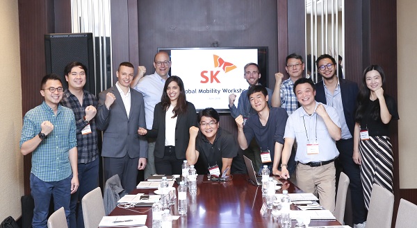 ▲ SK㈜가 지난 21~22일 서울 하얏트호텔에서 개최한 ‘글로벌 모빌리티 워크숍’에 참가한 기업 관계자들이 기념사진을 찍고 있다. ⓒSK㈜