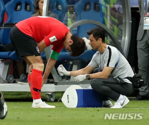 ▲ 23일(현지시간) 오후 러시아 로스토프 아레나에서 열린 2018 러시아월드컵 조별리그 F조 2차전 멕시코와의 경기, 한국 대표팀 주장 기성용이 왼쪽 종아리를 부상 당해 코치진으로 부터 치료를 받고 있다. ⓒ뉴시스