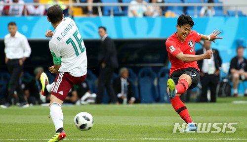 ▲ 23일(현지시간) 오후 러시아 로스토프 아레나에서 열린 2018 러시아월드컵 조별리그 F조 2차전 대한민국-멕시코의 경기, 한국의 손흥민이 슛팅을 하고 있다. ⓒ뉴시스