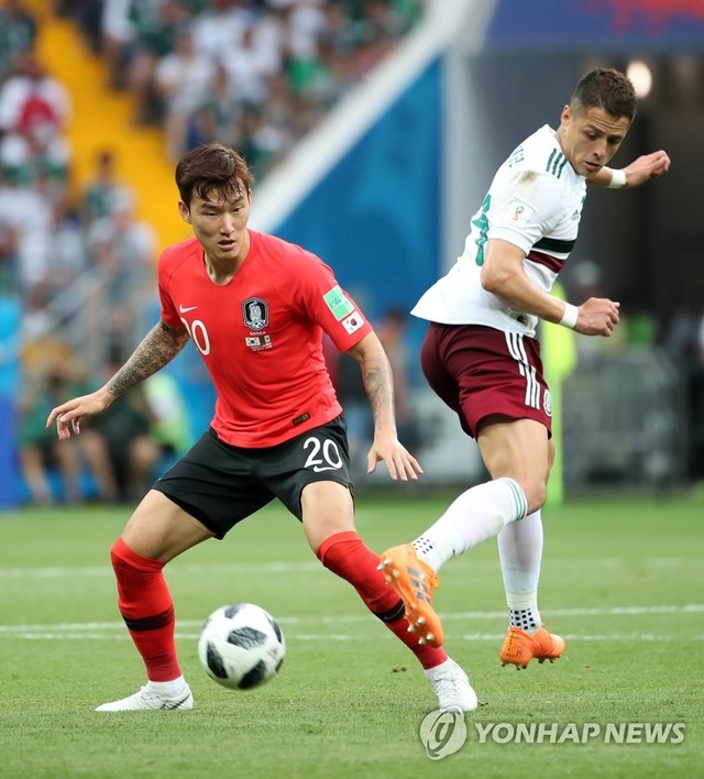 ▲ 24일(현지시각) 러시아 로스토프나노두 로스토프아레나에서 열린 2018 러시아 월드컵 F조 조별리그 2차전 대한민국과 멕시코의 경기에서 한국의 장현수가 멕시코 하비에르 에르난데스와 공을 다투고 있다. ⓒ 연합뉴스