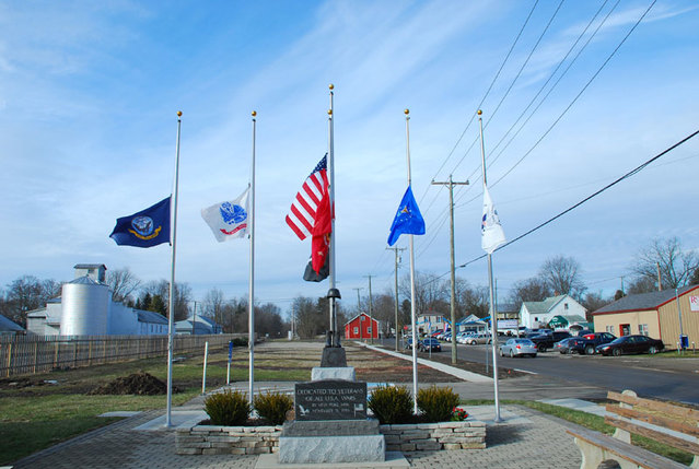 ▲ 파타스칼라시 중심에 있는 참전 희생용사 기념비. 아무리 작은 도시라도 이처럼 지역 참전용사를 기리는 기념비를 흔히 볼 수 있다.