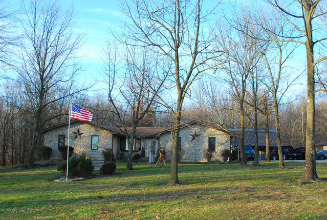 ▲ 필자가 방문한 미국 시골의 평범한 중산층 가정집 모습. 집앞에 국기 게양대가 있고, 집 외벽에는 미국의 상징인 별이 박혀있다.
