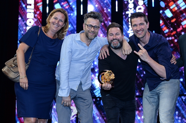 ▲ 제65회 칸 라이언즈 국제 광고제에서 ‘삼성 스마트 슈트’ 캠페인으로 모바일 부문 금상 등 2개 상을 받은 제일기획 베네룩스법인 직원들이 수상 후 포즈를 취하고 있다. ⓒ제일기획