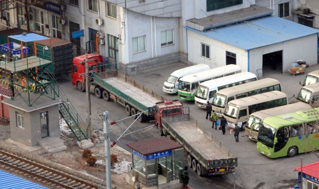 ▲ 2016년 3월 유엔 안전보장이사회의 대북제재 표결 전 中단둥으로 들어가는 北트럭. 최근 中국경 지역의 경비가 허술해지면서 트럭 째로 밀수출하는 사례가 있다고 한다. ⓒ뉴시스. 무단전재 및 재배포 금지.