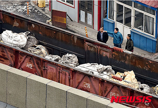 ▲ 대북제재 전 중국으로 가는 트럭 속에 정체불명의 화물이 실려 있는 모습. ⓒ뉴시스. 무단전재 및 재배포 금지.