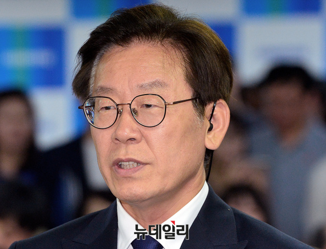 ▲ 6.13 전국지방선거 경기지사 당선이 확실시된 이재명 더불어민주당 후보가 13일 오후 경기 수원시 팔달구 선거사무소에서 질문에 답하고 있다.ⓒ경기 수원=뉴데일리 공준표 기자