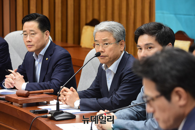 ▲ 김동철 바른미래당 원내대표를 비롯한 지도부가 18일 오후 국회에서 열린 의원총회에 참석했다. ⓒ