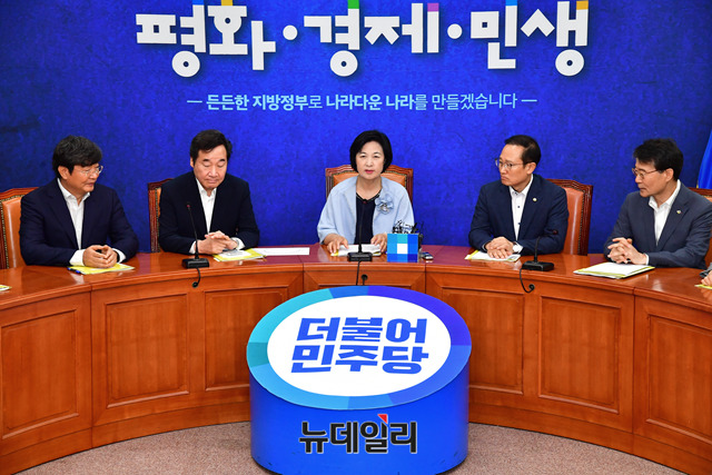 ▲ 추미애 더불어민주당 대표, 이낙연 국무총리, 장하성 청와대 정책실장 등 당정청 관계자들이 20일 오전 국회에서 열린 고위당정청협의회에 참석했다. ⓒ뉴데일리 이종현 기자