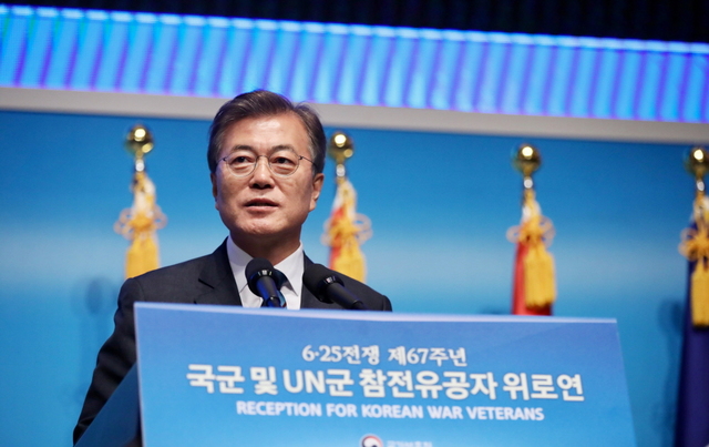 ▲ 문재인 대통령이 지난해 6월 23일 6.25를 맞이해 국군 및 UN군 참전 유공자를 위로하는 모습. ⓒ청와대 제공