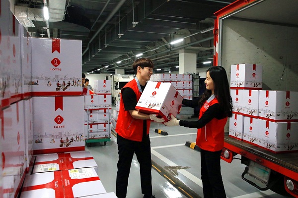 ▲ 롯데 임직원이 지난 4월 25일 서울 마곡 롯데중앙연구소에서 소외계층을 지원하는 ‘플레저박스 캠페인’을 진행하고 있다. ⓒ롯데