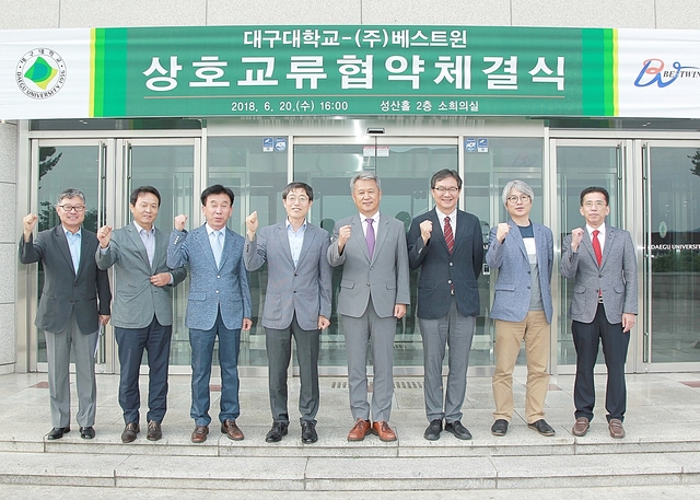 ▲ 대구대학교가 베스트윈과 반도체분야 지역상생 협력 및 인력 채용을 위한 산학협력체계 구축 협약을 맺었다.(사진 오른쪽부터 네번째 김상호 대구대 총장, 다섯번째 하헌환 베스트윈 대표).ⓒ대구대학교