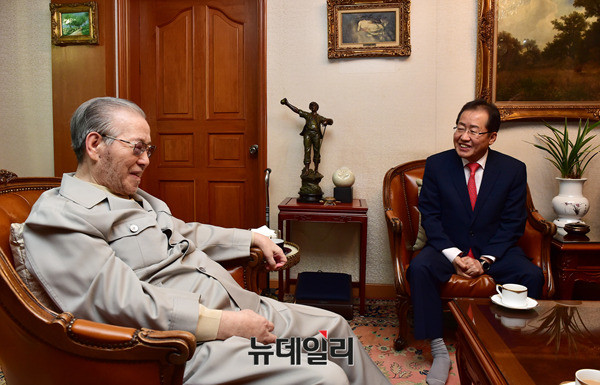 ▲ 故 김종필 전 국무총리(왼쪽). 오른쪽에는 자유한국당 홍준표 전 대표. ⓒ뉴데일리 DB