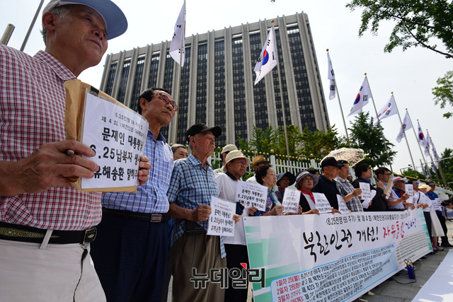 ▲ 6·25 전쟁 68주기를 맞아 선민네트워크, 북한인권국제연대 등 46개 시민단체가 정부서울청사 앞에서 기자회견을 열고 있다. ⓒ뉴데일리 이종현