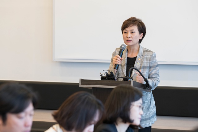 ▲ 취임 1주년 기자간담회에서 발언 중인 김현미 국토교통부 장관. ⓒ국토교통부