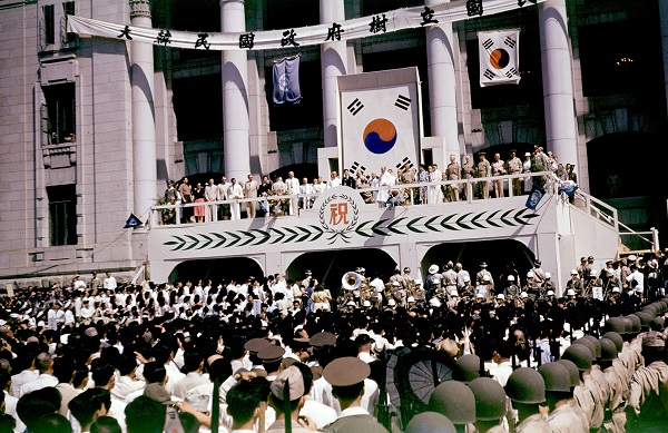 ▲ 사진은 1948년 8월 15일 대한민국 정부수립 국민축하식 장면.ⓒ독립기념관