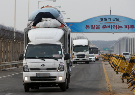 ▲ 2016년 2월 정부의 개성공단 가동 중단 발표 후 짐을 싣고 내려오는 트럭 ⓒ 연합뉴스