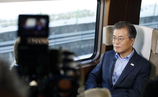 ▲ 문재인 대통령이 지난해 말 전용열차에서 미국 외신과 인터뷰를 하는 모습. ⓒ뉴시스 DB