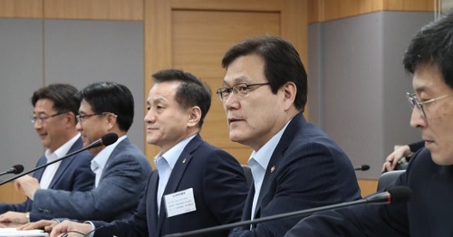 ▲ 최종구 금융위원장이 26일 서울 세종로 정부서울청사에서 열린 카드사 사장단과 간담회에서 발언하고 있다. ⓒ연합뉴스.