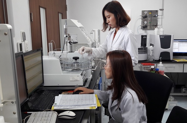 ▲ 충북도보건환경연구원 연구진들이 시험 분석을 하고 있다.ⓒ충북도보건환경연구원