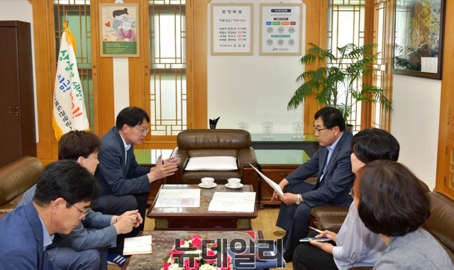 ▲ 주낙영 경주시장 당선자(오른쪽 세번째)가 경북관광공사를 방문해 간담회를 하고 있다.ⓒ뉴데일리