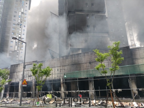 ▲ 26일 오후 1시 30분쯤 세종시 새롬동 행정중심복합도시 2-2생할권 H1 블록 A주상복합아파트 건설현장에서 화재가 발생해 27명이 부상을 입고 인부 4명의 소재가 파악되지 않고 있다.ⓒ김정원기자