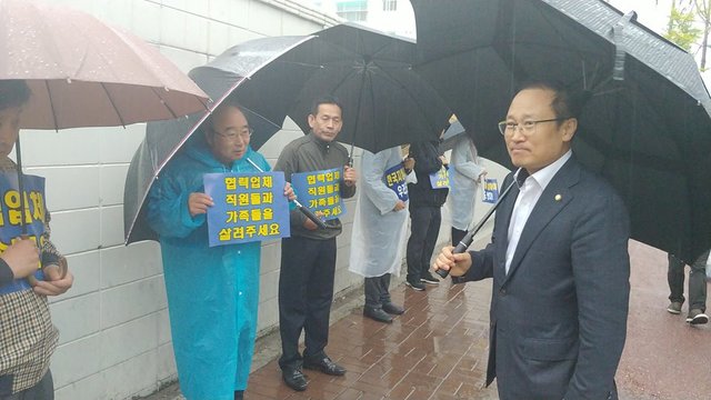 ▲ 홍영표 더불어민주당 원내대표가 지난 4월 한국GM 협력업체 시위 직원들과 마주한 모습. ⓒ홍영표 의원 페이스북