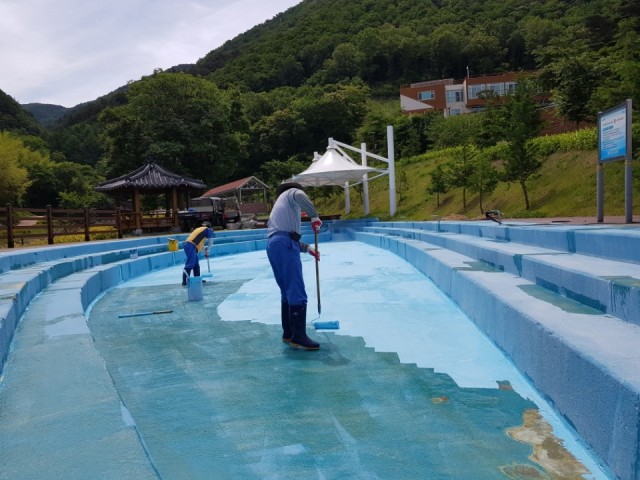 ▲ 포항시가 비학산과 도음산 야외 물놀이장 개장 준비를 위한 대청소를 하고 있다.ⓒ포항시