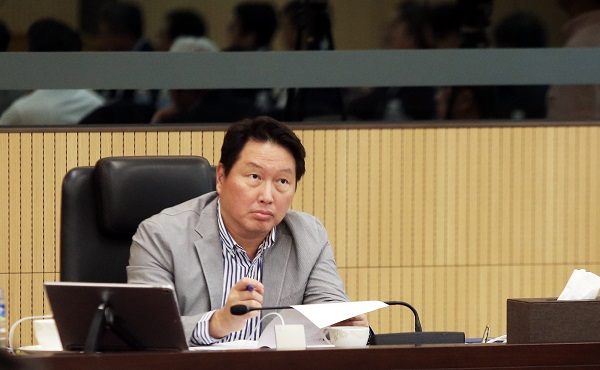 ▲ 최태원 SK그룹 회장이 26일 경기 이천 SKMS연구소에서 열린 2018 확대경영회의에서 일하는 방식의 혁신에 관한 계열사 CEO들의 발표를 듣고 있다. ⓒSK