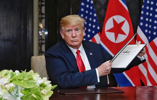 ▲ 6월 12일 싱가포르 美北정상회담 이후 공동성명을 들어 보이는 도널드 트럼프 美대통령. ⓒ뉴시스. 무단전재 및 재배포 금지.