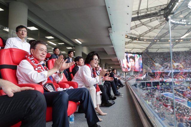 문재인 대통령이 지난 23일 (현지시각) 러시아 로스토프나도누에서 열린 한국과 멕시코전 경기를 지켜보고 있다. ⓒ청와대 제공