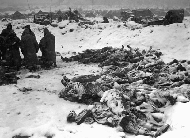 ▲ 1950년 12월 8일 장진호 전투 이후 수습한 유엔군 시신들. ⓒ美국방부 공개사진.