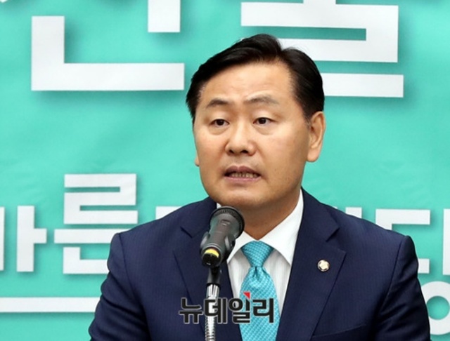 ▲ 김관영 바른미래당 신임 원내대표가 25일 오후 국회에서 열린 바른미래당 원내대표 선출을 위한 의원총회에서 당선된 후 소감을 말하고 있다.  ⓒ