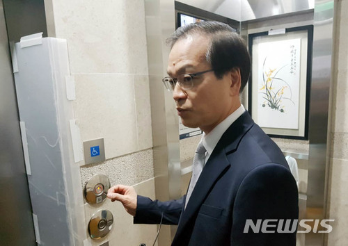 ▲ 드루킹 여론조작 사건을 수사할 허익범 특별검사가 27일 오전 강남에 위치한 사무실로 출근하고 있다. ⓒ 사진 뉴시스