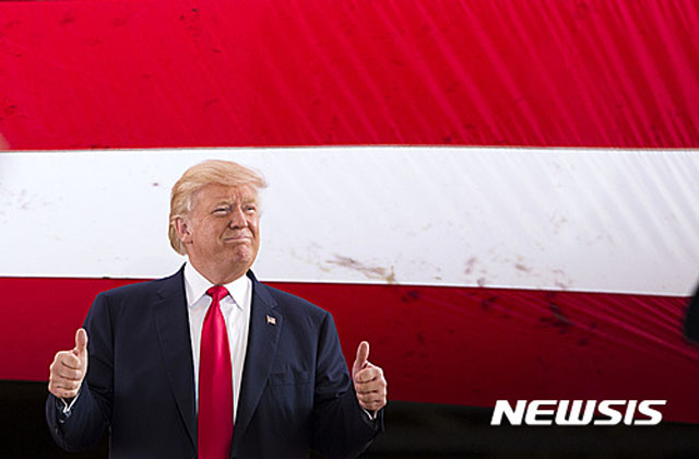 ▲ 엄지를 척 들어보이는 도널드 트럼프 美대통령. 승리를 선언했을 때나 칭찬할 때의 제스처이기도 하다. ⓒ뉴시스-AP. 무단전재 및 재배포 금지.