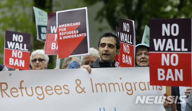 ▲ 트럼프 대통령의 여행 제한 및 난민 정책에 반대하는 시위대. ⓒ뉴시스-AP. 무단전재 및 재배포 금지.