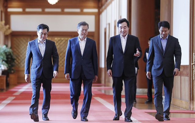 ▲ 문재인 대통령과 이낙연 국무총리가 대화하는 모습. ⓒ청와대 제공