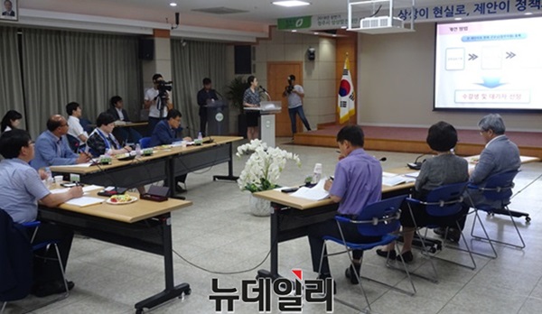 ▲ 상상발전 최종심사위원회가 27일 청주시 대회의실에서 11건의 아이디어를 놓고 심사를 하고 있다.ⓒ이민기 기자