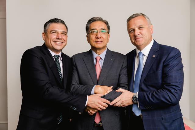 ▲ 포스코대우는 글로벌 에너지 전문기업인 McDermott, BHGE 컨소시엄과 미얀마 가스전 2단계 개발을 위한 EPCIC 계약을 맺고 사업 수행에 박차를 가한다. (왼쪽부터) BHGE 로렌조 시모넬리 회장, 포스코대우 김영상 사장, McDermott 데이비드 딕슨 사장. ⓒ포스코대우