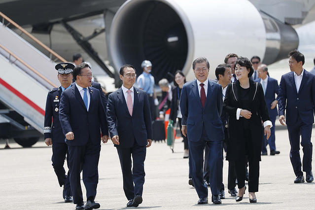 ▲ 문재인 대통령이 지난 24일 러시아 순방을 마치고 귀국하는 모습. 청와대의 설명에 따르면 이때부터 문 대통령의 컨디션은 좋지 않았던 것으로 보인다. ⓒ청와대 제공