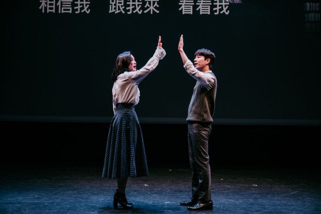 ▲ 26일 오전 대만 타이중 NTT 소극장에서 열린 뮤지컬 '팬레터' 제작발표회 하이라이트 시연 장면. 왼쪽부터 소정화, 문태유 '거짓말이 아니야' 공연 중인 모습.ⓒNTT