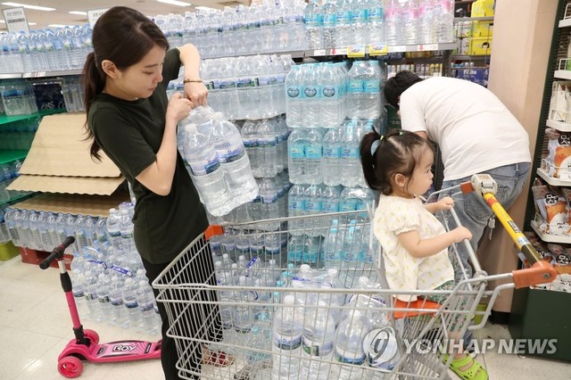 ▲ 대구 한 대형마트에서 고객이 생수를 구매하고 있다. ⓒ연합뉴스