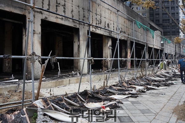 ▲ 지난 26일 세종시 보람동 주상복합아파트 건축현장에서 화재가 발생해 3명이 사망하고 37명이 중경상을 입었다. 불에 탄 세종 주상복합아파트 현장의 모습.ⓒ김정원기자