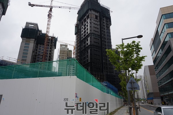 ▲ 지난 26일 화재로 인해 세종 주상복합 아파트 외벽이 검게 그을려 있다.ⓒ김정원기자